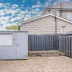 Boutique West-End Living With Bicocca Stays