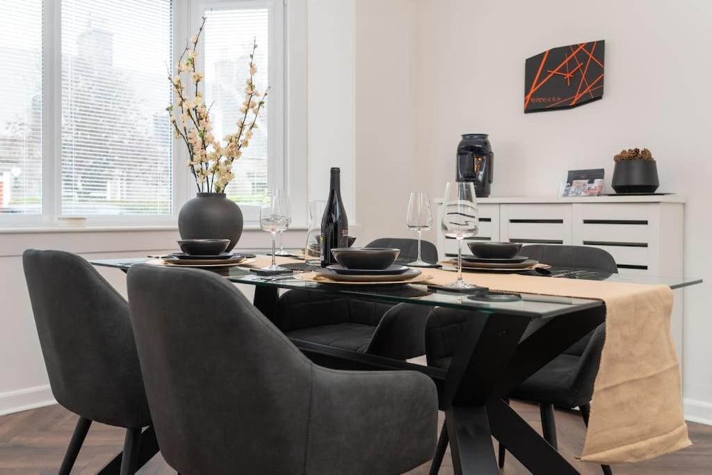Boutique West-end Living With Bicocca Apartment *